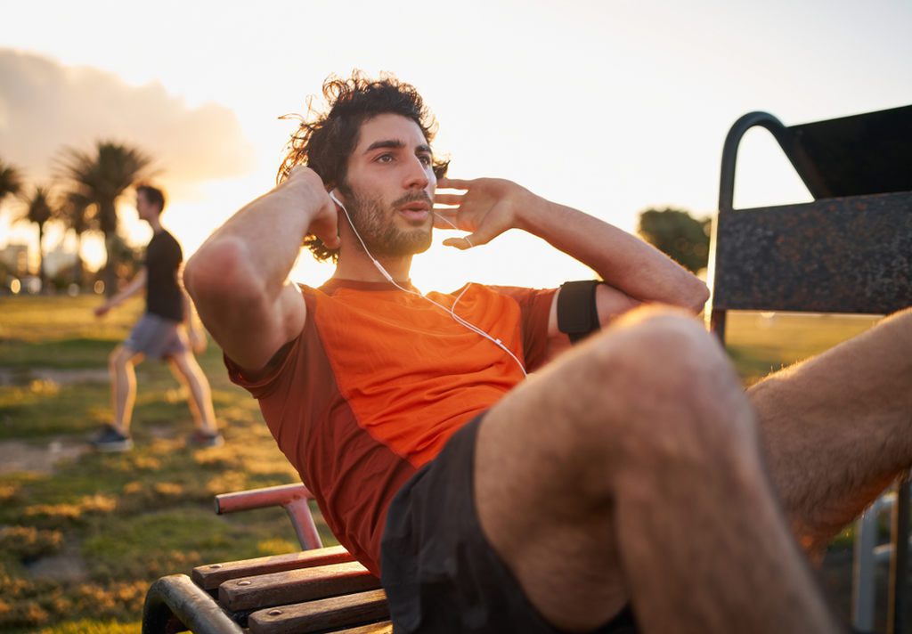 homem praticando exercícios em academia ao ar livre condomínio