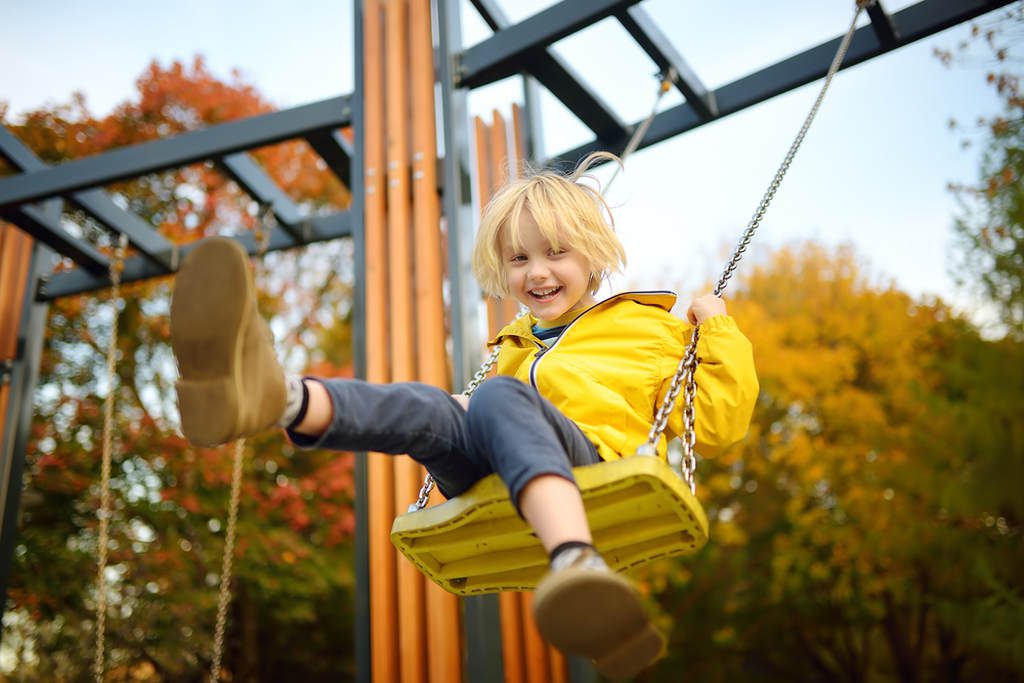 Criança brincando em um playground infantil