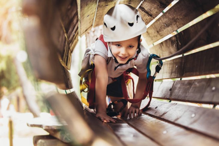 criança se divertindo em brinquedos para área de lazer infantil 