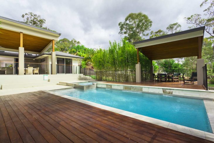 Destaque seu ambiente com uma piscina e área de churrasqueira