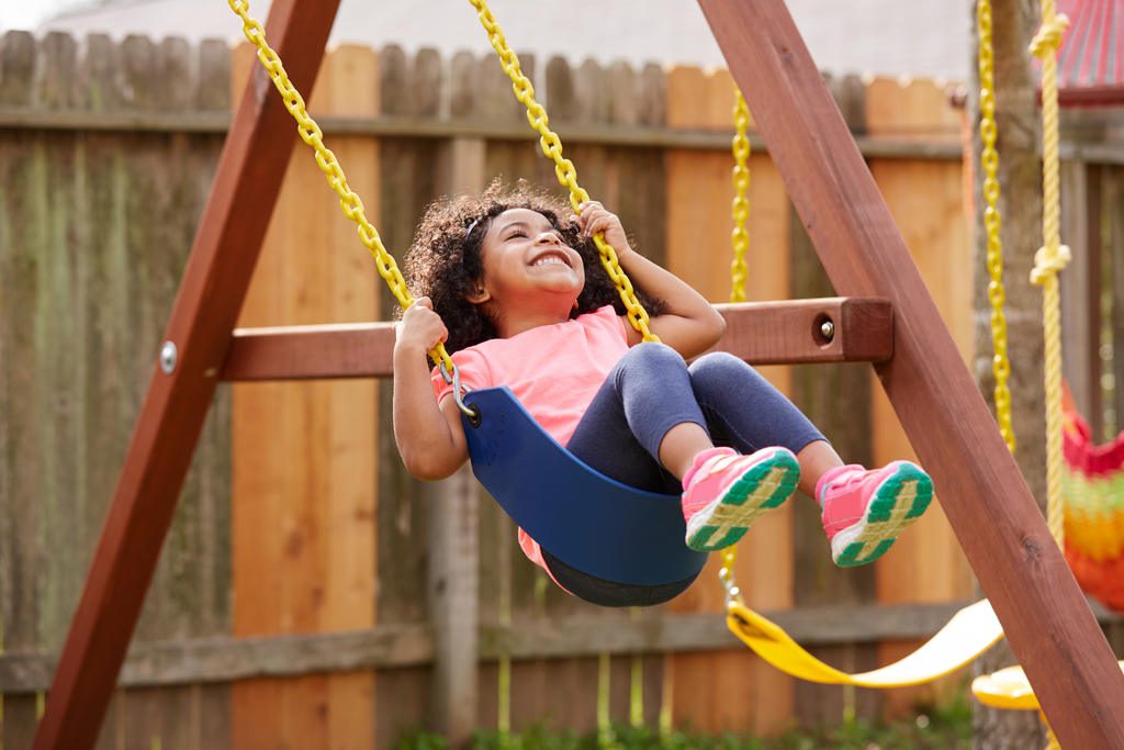 8 brinquedos clássicos de parquinho infantil que sempre fazem sucesso