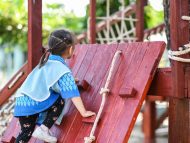 criança se divertindo em playground infantil hotel