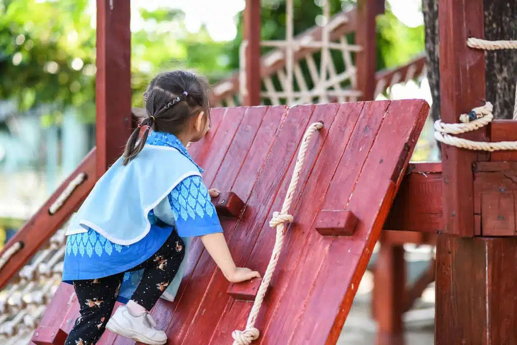 criança se divertindo em playground infantil hotel