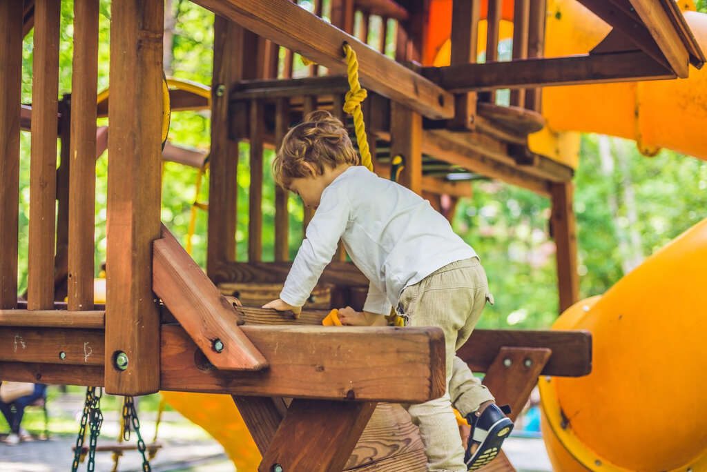 criança se divertindo em projeto de parque infantil